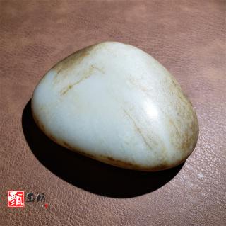 众多新疆和田玉籽料原石中,尤其手镯料要求高