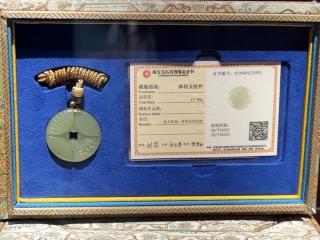 品类上既有钻石,红蓝宝石等镶嵌珠宝,也有黄金饰品与和田玉配饰,兼顾
