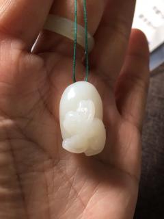 和田玉俄料白玉兔子带点黑皮,小白兔